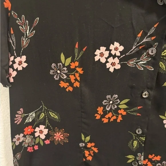 Black Floral collared shirt by Velvet by Graham + Spencer, women’s size M - Picture 6 of 6